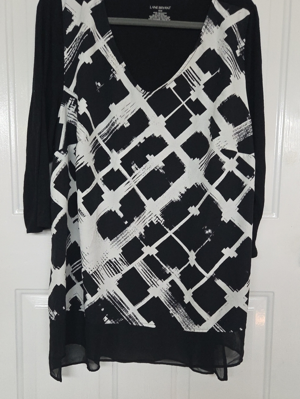 Lane Bryant Black & White Geometric V-Neck top 22/24